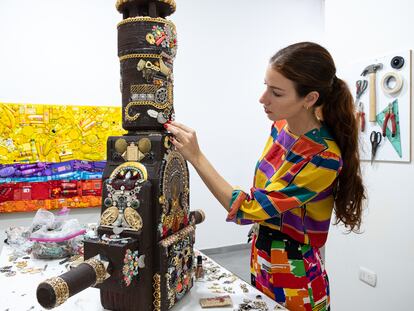 Elisa Insua en su taller y sus obras, Buenos Aires, Argentina