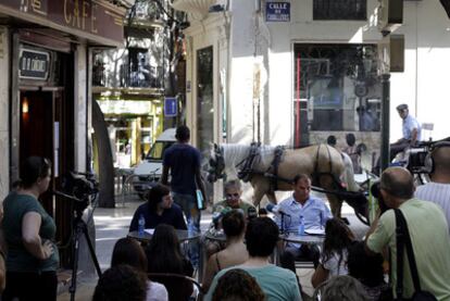 Los representantes de la asociación de hostelería de El Carmen se expresaban ayer ante los medios en la calle.