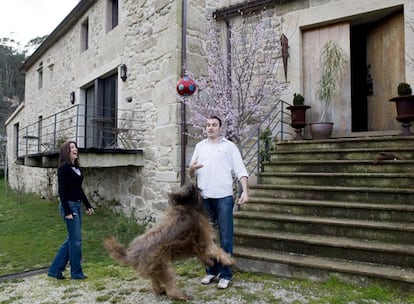 Rupert Wakefield y su esposa, María Moreno, en su casa rural de Cruceiro de Roo, en el municipio de Outes.