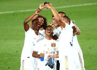 Los jugadores blancos se hacen un selfi tras conseguir el título de LaLiga. El conjunto de Zinedine Zidane, que remontó dos puntos de desventaja que tenía antes del parón por la crisis sanitaria, dio un giro a la competición para conquistar el título.