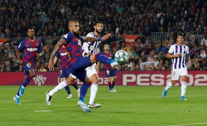 Arturo Vidal marca el segundo gol del Barcelona.