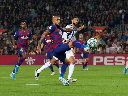 Arturo Vidal marca el segundo gol del Barcelona.