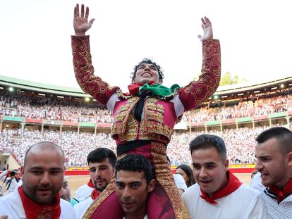 Isaac Fonseca, a hombros tras cortar dos orejas a los toros de Cebada Gago.