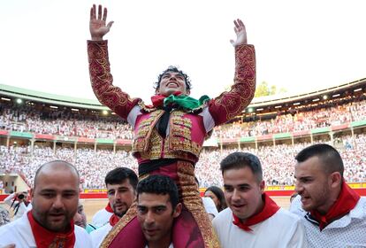 Isaac Fonseca, a hombros tras cortar dos orejas a los toros de Cebada Gago.