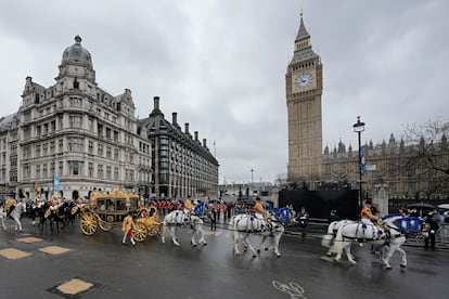 La carroza real pasa delante del Parlamento británico. 