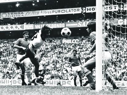 Gerd Müller marca el 3-3 a Italia en la prórroga de la semifinal del Mundial de 1970 en el estadio Azteca de México.