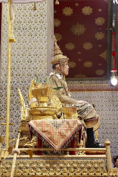 Durante estos años, Rama X, prácticamente un desconocido hasta 2016 debido en parte a sus largos periodos en el extranjero, ha apuntado hacia un mayor despotismo y concentración de poder que su predecesor