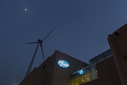 Pfizer cuenta en la planta de Puurs con unos 3.000 empleados, han contratado a unos 300 más a lo largo de 2020. Trabajan los siete días de la semana repartidos en tres turnos de ocho horas durante las 24 horas de la jornada.