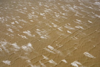 Águas carregadas de sedimentos que se estendem 280 quilômetros ao longo da costa, a partir da desembocadura do rio Amazonas.