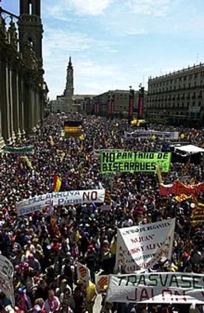 Manifestación ayer en la plaza del Pilar contra el Plan Hidrológico.