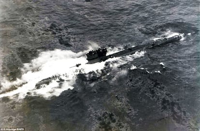 El U-570 visto desde el avión que lo capturó.