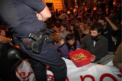 La manifestación de anoche supone un primer paso en la nueva fase del Movimiento 15-M tras la decisión finalmente adoptada de abandonar las acampadas el próximo domingo. Los indignados tienen otras dos protestas: el sábado a las once de la mañana le toca el turno a los Ayuntamientos, durante la investidura de los nuevos alcaldes, y para el 19 de junio ha sido convocada una manifestación global similar a la del 15 de mayo.