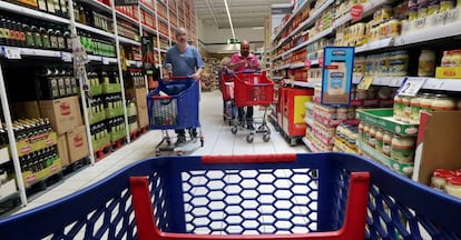 Compradores en un supermercado.