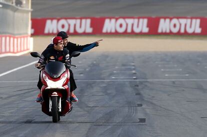 Marc y Álex Márquez recorren el circuito de Motegi (Japón)