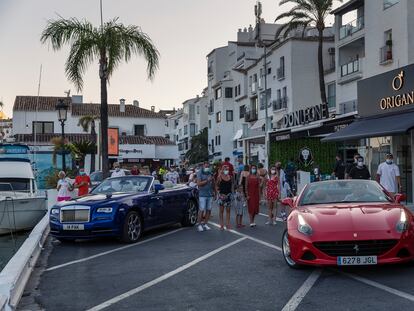 En Puerto Banús se ven Porsches y Rolls Royce pasando casi en silencio, mientras muchos restaurantes permanecen cerrados.