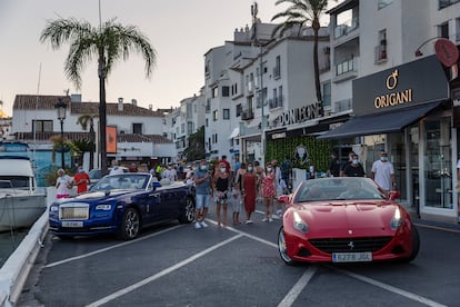En Puerto Banús se ven Porsches y Rolls Royce pasando casi en silencio, mientras muchos restaurantes permanecen cerrados.