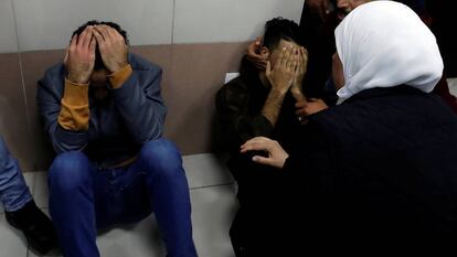 Familiares del palestino Hamdi Naasan, muerto por disparos de colonos israelíes, en la morgue de un hospital de Ramala.