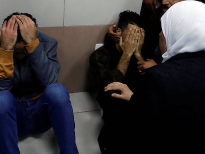 Familiares del palestino Hamdi Naasan, muerto por disparos de colonos israelíes, en la morgue de un hospital de Ramala.