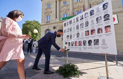 La consejera de Igualdad, Justicia y Políticas Sociales del Gobierno vasco, Beatriz Artolazabal, y el delegado del Gobierno en Euskadi, Denis Itxaso, durante homenaje a las 39 víctimas de Henri Parot.