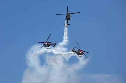 El equipo de helicópteros Sarang vuela el cielo en la exhibición de DefExpo 2018, en Chennai (India).