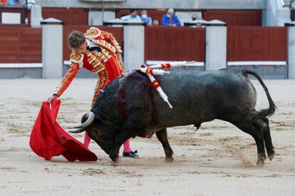 El diestro Manuel Escribano, durante la corrida extraordinaria con toros de Victorino Martín para los diestros Sergio Serrano y Fortes, en la Plaza de Toros de Las Ventas.