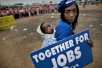 Una madre protesta junto a su hijo en Johannesburgo (Sudáfrica), 23 de abril de 2014.