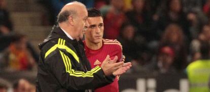 Del Bosque da instrucciones a Callejón antes de su debut.