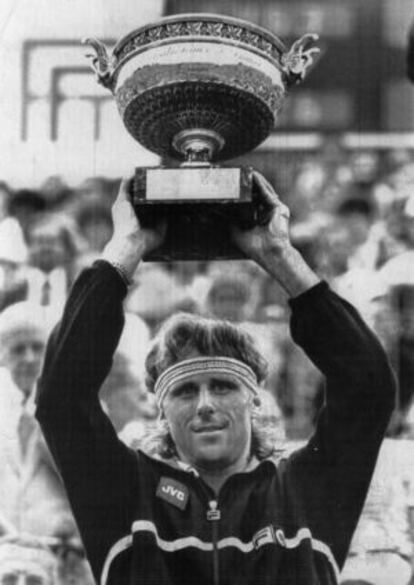 Borg alza el trofeo de Roland Garros en 1981.