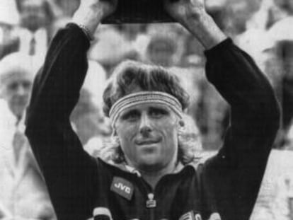 Borg alza el trofeo de Roland Garros en 1981.