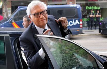 El Síndic de Comptes, Rafael Vicente Queralt, saliendo de un vehículo.