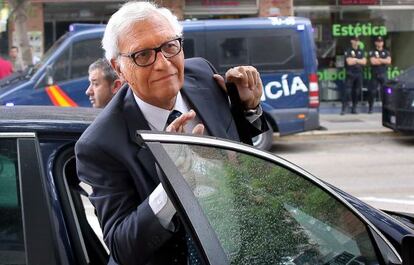 El S&iacute;ndic de Comptes, Rafael Vicente Queralt, saliendo de un veh&iacute;culo.