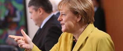 La canciller alemana Angela Merkel a su llegada hoy a la reuni&oacute;n de de gabinete en Berl&iacute;n.