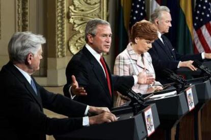 De izquierda a derecha, los presidente de Lituania, Valdas Adamkus; de Estados Unidos, George W. Bush; de Letonia, Varia Vike-Freiberger, y de Estonia, Arnold Ruutel, durante su conferencia de prensa conjunta celebrada ayer en Riga.