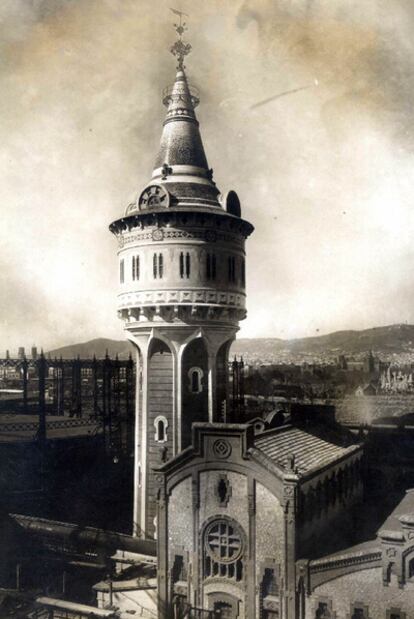 Torre de las aguas de Catalana de Gas (1906).