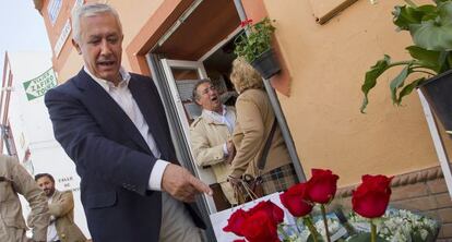 Arenas se&ntilde;ala un ramo de rosas rojas durante su visita de hoy a la localidad sevillana de Tomares.