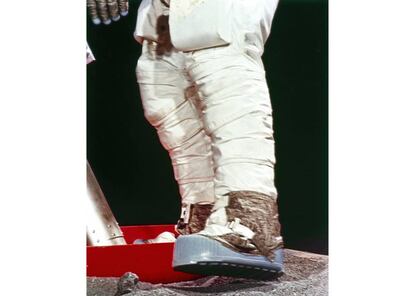 La bota que imprimió la primera huella en la superficie lunar. La gran innovación en los trajes de los astronautas fue un material especial llamado "tela beta" o <em>betacloth</em>, que consistía de microfibras de vidrio recubiertas de teflón. La capa externa del traje era de <em>betacloth</em> y era la garantía última de protección para el astronauta de la radiación y los micrometeoritos. |