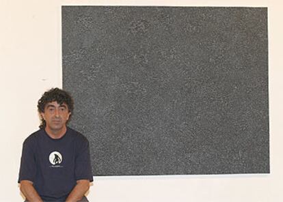 Javier Alkain, ante uno de los cuadros que presenta en la galería Altxerri de San Sebastián.