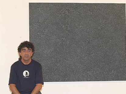 Javier Alkain, ante uno de los cuadros que presenta en la galería Altxerri de San Sebastián.