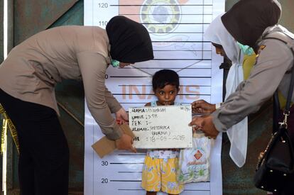 Anwar Sah, un niño de tres años de la etnia rohingya, durante el proceso de identificación de inmigrantes en el puerto pesquero de Kuala Langsa, Indonesia.