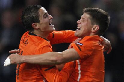 Huntelaar celebra su gol junto a Afellay.