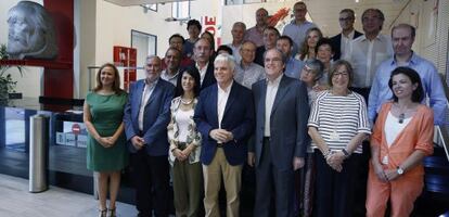 El responsable de Educación, Ciencia y Cultura del equipo de expertos del PSOE, Angel Gabilondo (3d), y el secretario federal de Educación, José Miguel Pérez (4i), posan junto a consejeros de Educación de las comunidades gobernadas por el PSOE, este sábado en Ferraz.