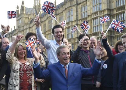 En la imagen el ex-líder del UKIP Nigel Farage celebrando el resultado del Brexit.