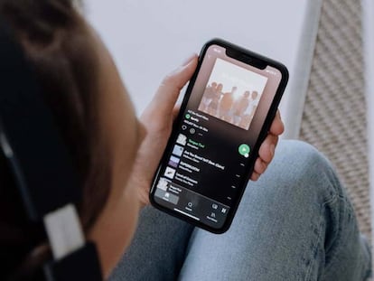 Una chica escuchando música en la aplicación Spotify