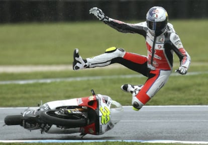 Caída del italiano Lorenzo Savadori durante la sesión libre de 125 cc del Gran Premio de Australia.