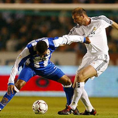 Mauro Silva protege el balón acosado por Zidane, al que agarra por la camiseta.