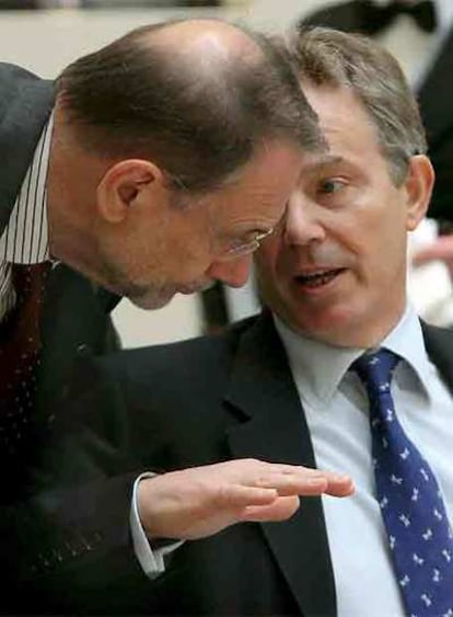 Blair habla con el jefe de la diplomacia europea, Javier Solana, ayer en Berlín.