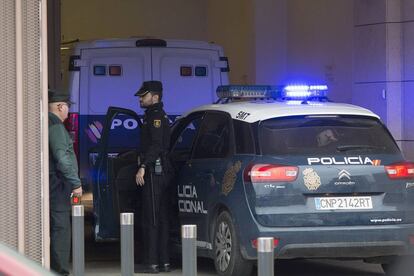 Agentes de la Policía Nacional llegan al juzgado de Dos Hermanas, en una foto de archivo.