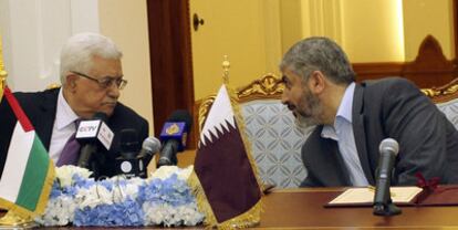 El presidente palestino, Mahmud Abbas (izquierda), junto a Jaled Meshal, líder de Hamás, ayer en Doha (Catar).
