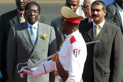El presidente de Zimbabue, Robert Mugabe, recibe honores a su llegada ayer a La Habana.