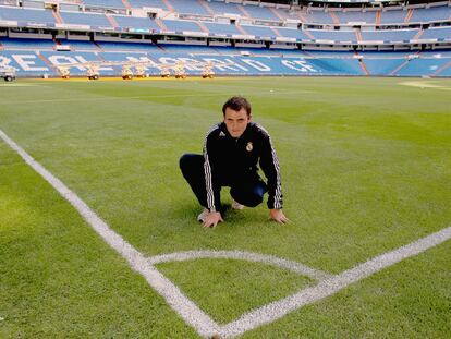 Paul Burgess, en el estadio Santiago Bernabéu, donde es el jefe de los jardineros.